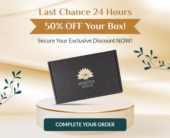 Hộp đen đặt trên bục, dải ruy băng "50% OFF Your Box!" đổi màu vàng ↔ xanh. Chỉ 2 khung hình.